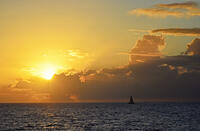 ハワイ　ワイキキ海岸沖の夕日 [JIM110002756]