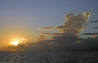 ハワイ　ワイキキ海岸沖の夕日 [JIM110002757]