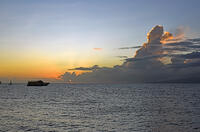 ハワイ　ワイキキ海岸沖の夕日 [JIM110002759]