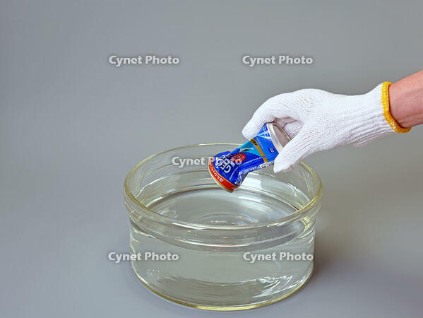 気圧の差でつぶれる缶 [JIM110002804]