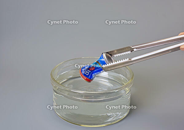 気圧の差でつぶれる缶 [JIM110002805]