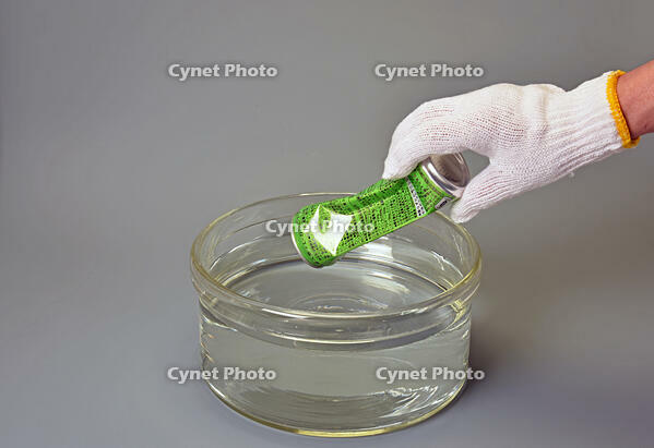 気圧の差でつぶれる缶 [JIM110002806]