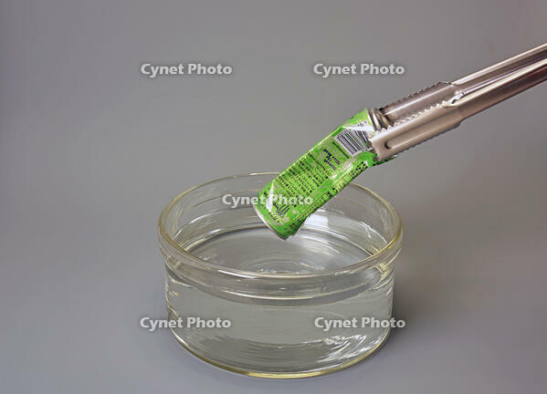 気圧の差でつぶれる缶 [JIM110002807]