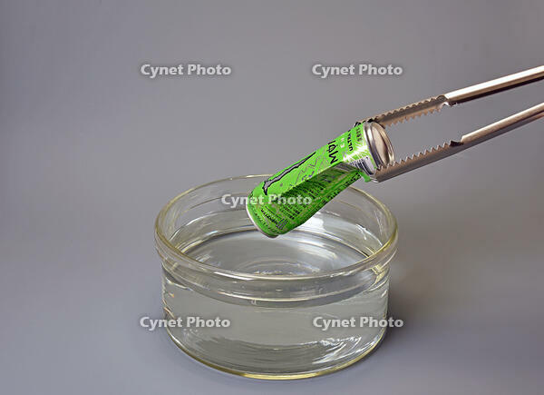 気圧の差でつぶれる缶 [JIM110002808]