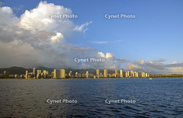 ワイキキビーチ沖から街並み [JIM110002754]