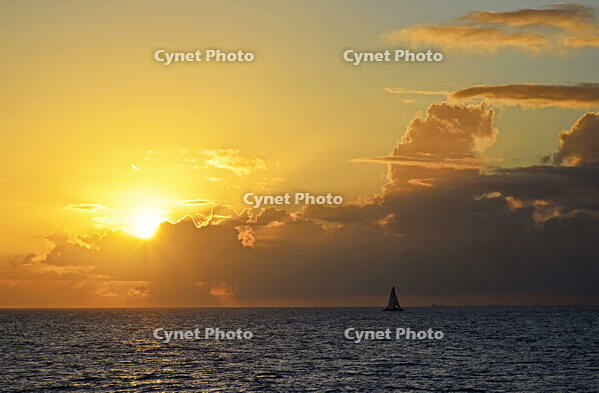 ハワイ　ワイキキ海岸沖の夕日 [JIM110002756]