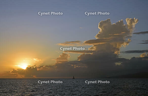 ハワイ　ワイキキ海岸沖の夕日 [JIM110002757]