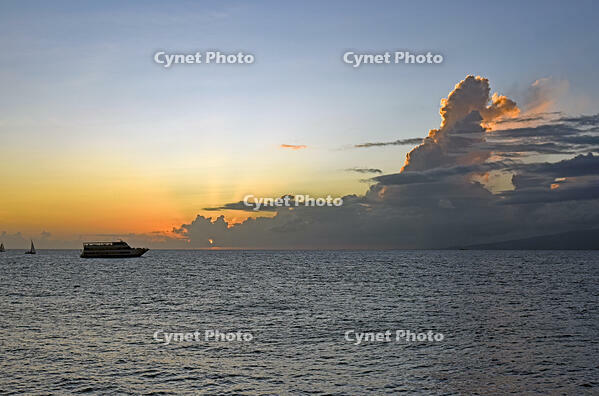 ハワイ　ワイキキ海岸沖の夕日 [JIM110002759]