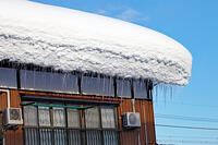 屋根に積もった雪とツララ　新潟県　十日町市 [MAS110007326]