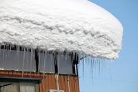 屋根に積もった雪とツララ　新潟県　十日町市 [MAS110007327]
