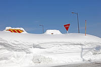 雪に埋まった交通標識　新潟県　十日町市 [MAS110007328]