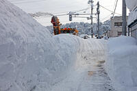 雪の十日町　雪の壁の歩道　新潟県　十日町市 [MAS110007330]