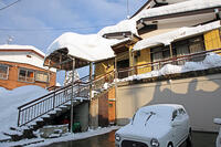 雪の十日町市　二階に玄関のある家　新潟県　十日町市 [MAS110007335]