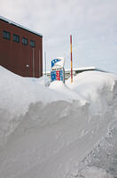 冬の十日町市　雪に埋まったバス停　新潟県　十日町市 [MAS110007338]