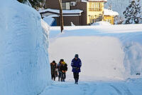 雪の登校　新潟県　十日町市 [MAS110007343]