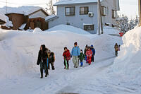 雪の登校　新潟県　十日町市 [MAS110007345]