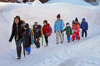 雪の登校　新潟県　十日町市 [MAS110007346]