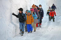 雪の登校　新潟県　十日町市 [MAS110007356]