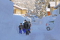 雪の登校　新潟県　十日町市 [MAS110007362]