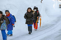 雪の登校　新潟県　十日町市 [MAS110007367]
