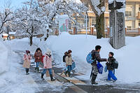 雪の登校　新潟県　十日町市 [MAS110007373]