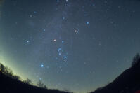 冬の星座　左上に木星があったが画像処理で消去　(対角魚眼レンズ使用)　2025.12.16　23h12m　群馬県　下仁田町 [MAS110009365]