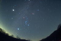 冬の星座　左上の輝星は木星　(対角魚眼レンズ使用)　2025.12.16　23h12m　群馬県　下仁田町 [MAS110009368]