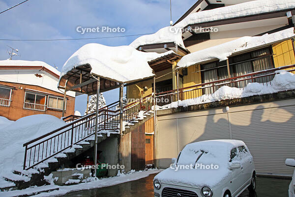雪の十日町市　二階に玄関のある家　新潟県　十日町市 [MAS110007335]