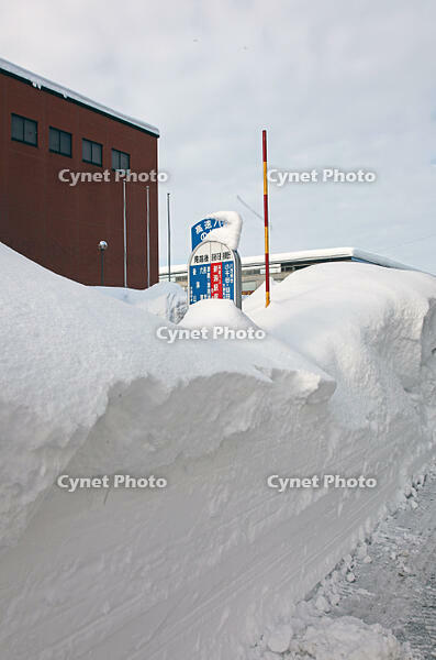 冬の十日町市　雪に埋まったバス停　新潟県　十日町市 [MAS110007338]
