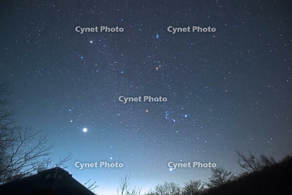 東の空の冬の大六角形（画面左の輝星は木星)　2025.12.18　21h17m　群馬県　下仁田町 [MAS110009332]