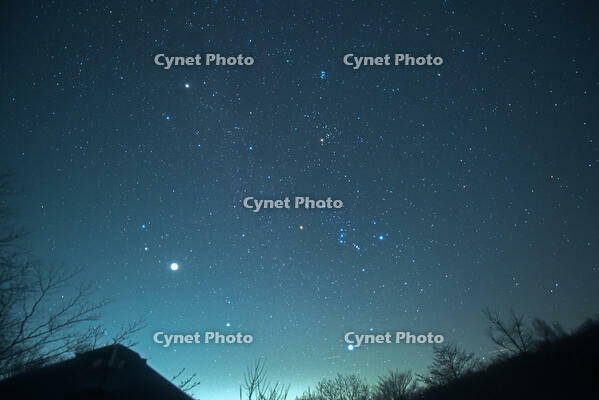 東の空の冬の大六角形（画面左の輝星は木星)　2025.12.19　21h17m　群馬県　下仁田町 [MAS110009333]