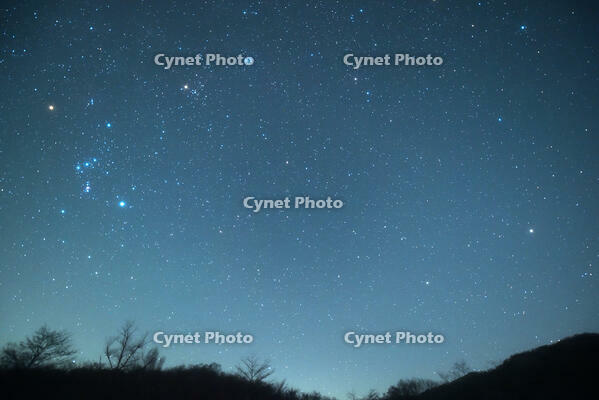 オリオン座からうお座へかけて (右の明るい星は土星)　2025.12.16　21h15m　群馬県　下仁田町 [MAS110009340]
