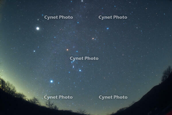 冬の星座　左上の輝星は木星　(対角魚眼レンズ使用)　2025.12.16　23h12m　群馬県　下仁田町 [MAS110009368]