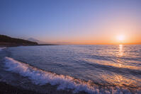 三保の松原より望む富士山と朝日 [YHI110010143]