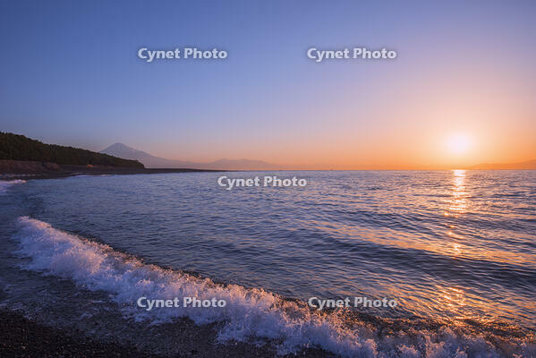 三保の松原より望む富士山と朝日 [YHI110010143]