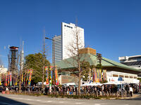 のぼり旗が並ぶ両国国技館　東京都 [YOS110002329]