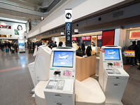 羽田空港国内線出発ロビー　自動チェックイン機　東京都 [YOS110002338]