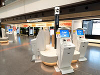 羽田空港の出発ロビー　自動チェックイン機　東京都 [YOS110002343]