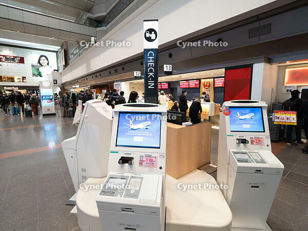 羽田空港国内線出発ロビー　自動チェックイン機　東京都 [YOS110002338]