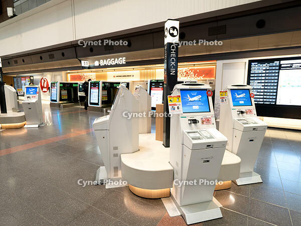 羽田空港の出発ロビー　自動チェックイン機　東京都 [YOS110002343]