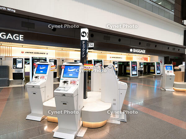 羽田空港第１ターミナル　国内線出発ロビー　自動チェックイン機　東京都 [YOS110002344]
