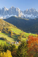 Autumn, St. Magdalena village, Geisler Spitzen (3060m), Val di Funes, Dolomites mountains, Trentino-Alto Adige, South Tirol, Italy [AWL110001496]