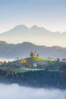 Church of St. Thomas and the Kamink Savinja Alps in winter, Skofja Loka, Slovenia [AWL110001499]