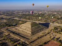 Hot air balloons flying over the Pyramid of the Sun and Avenue of the Dead at sunrise, aerial view, Teotihuacan, Mexico State, Mexico [AWL110001690]