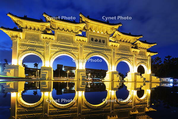 Taiwan, Taipei, Chiang Kaishek memorial grounds, Freedom Square Memorial arch [AWL110000990]