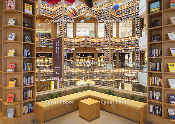 Starfield Library inside Starfield Mall, Suwon, Gyeonggi Province, South Korea [AWL110001407]