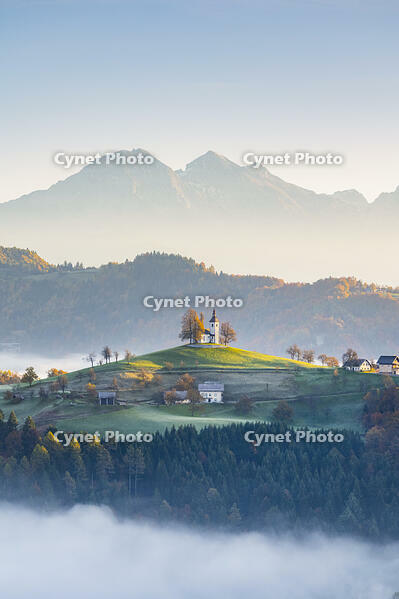 Church of St. Thomas and the Kamink Savinja Alps in winter, Skofja Loka, Slovenia [AWL110001499]