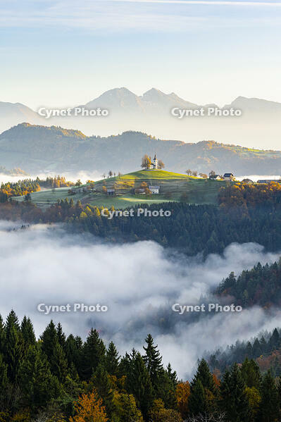 Church of St. Thomas and the Kamink Savinja Alps in winter, Skofja Loka, Slovenia [AWL110001500]