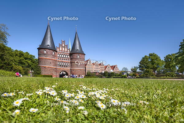 Holstentor, L?beck, Baltic coast, Schleswig-Holstein, Germany [AWL110001677]