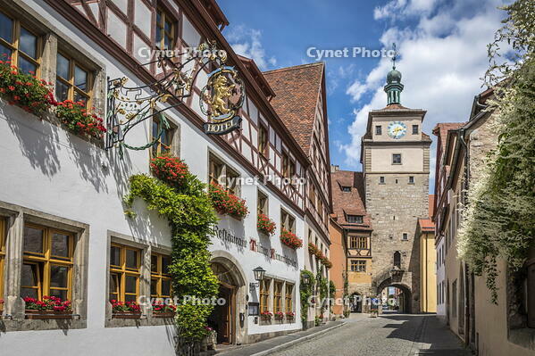 Georgengasse and White Tower in the old town of Rothenburg ob der Tauber, Middle Franconia, Bavaria, Germany [AWL110001920]